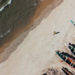Gambia ofrece unas playas paradisiacas fruto de ello se aprecia en esta foto de las coloridas barcas