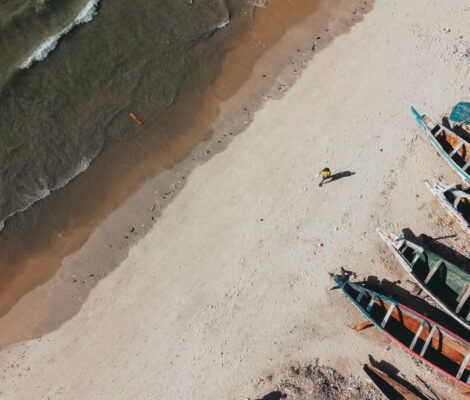 Gambia ofrece unas playas paradisiacas fruto de ello se aprecia en esta foto de las coloridas barcas