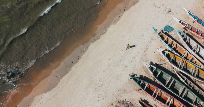 Gambia ofrece unas playas paradisiacas fruto de ello se aprecia en esta foto de las coloridas barcas