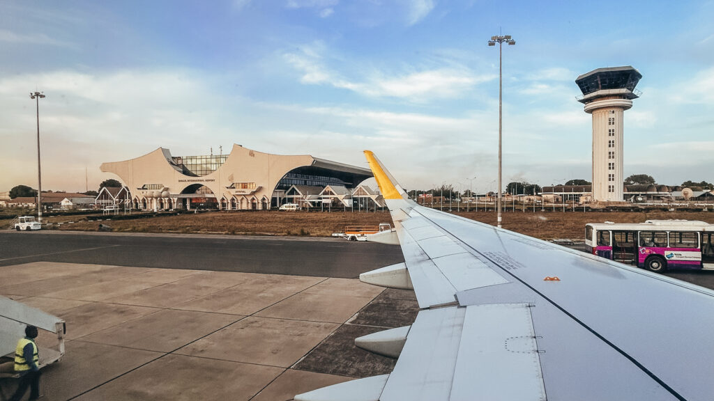 Después de 5 horas llegamos al aeropuerto internacional de Banjul, capital de Gambia.