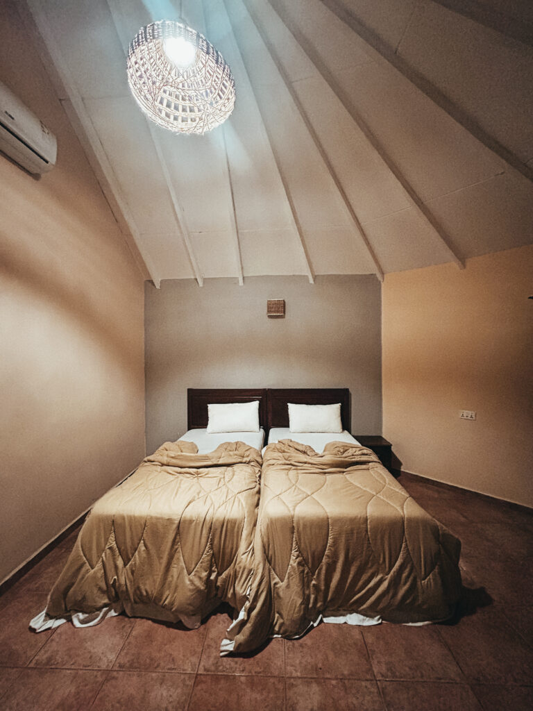 El hotel cuenta con unas habitaciones en unas cabañas muy tranquilas y espaciosas, el agua caliente costaba bastante en salir, pero había agua caliente. Las sábanas y la comodidad de la cama bastante básica, pero había ventilador y aire acondicionado.