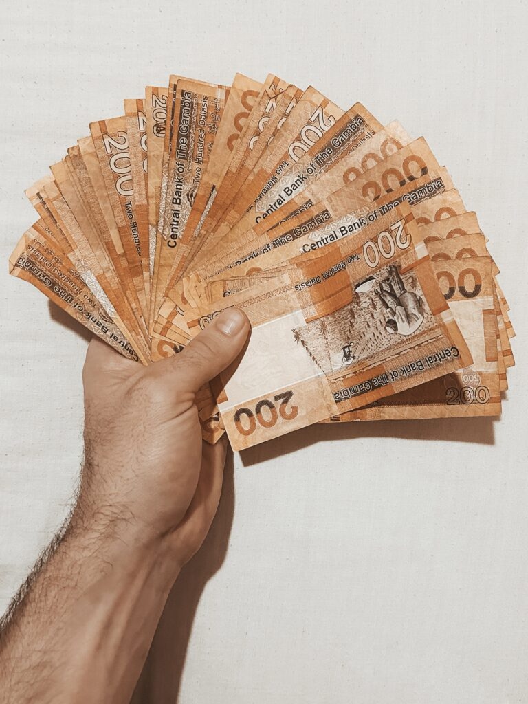 Foto de numerosos billetes de la moneda gambiana llamada Dalasis