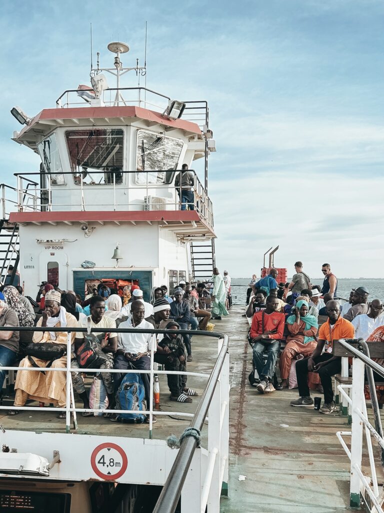 El ferry es pequeño y va cargado de vehículos y, principalmente locales. Hay un gran bullicio, pero es muy divertido observar el día a día de la gente local.