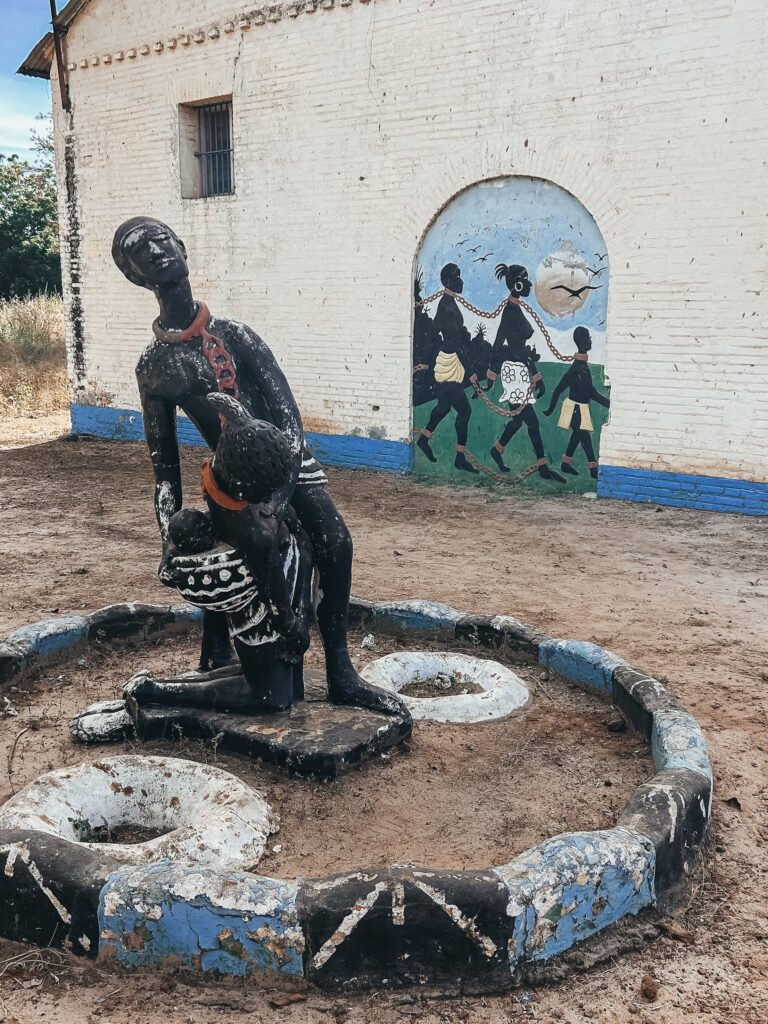 El museo donde se exhiben fotos, dibujos explicativos de la historia de la esclavitud y su abolición, grilletes y cadenas de esclavos, armas de fuego, etc. Si sacas fotos dentro del museo hay que pagar 100 dalasis.