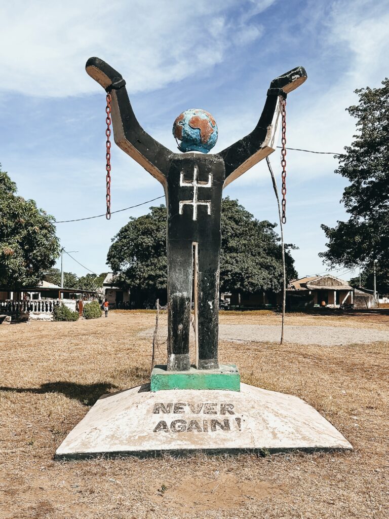 La estatua se encuentra en Gambia frente a la Isla de James antiguamente conocida como Junta Kinteh