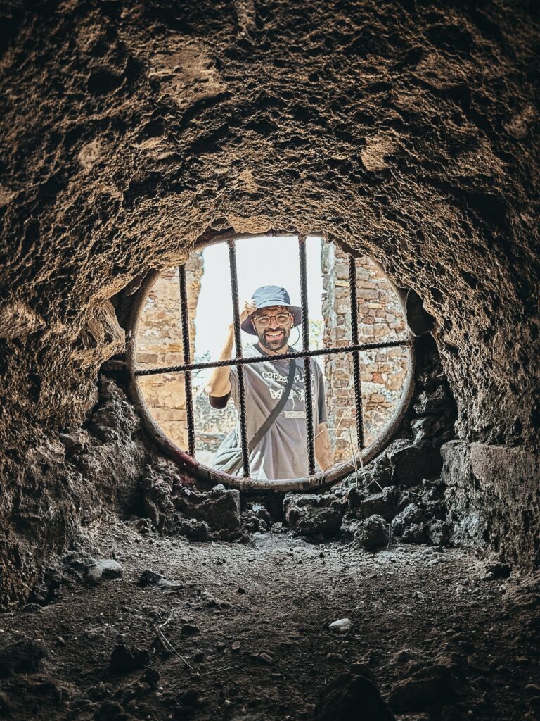 Solo quedan ruinas de la fortaleza. La erosión y la crecida del río han engullido más de la mitad de la isla. El recorrido por la isla es corto, de unos 15-30 minutos. Aún se pueden ver restos de una antigua prisión y algún cañón de la época.