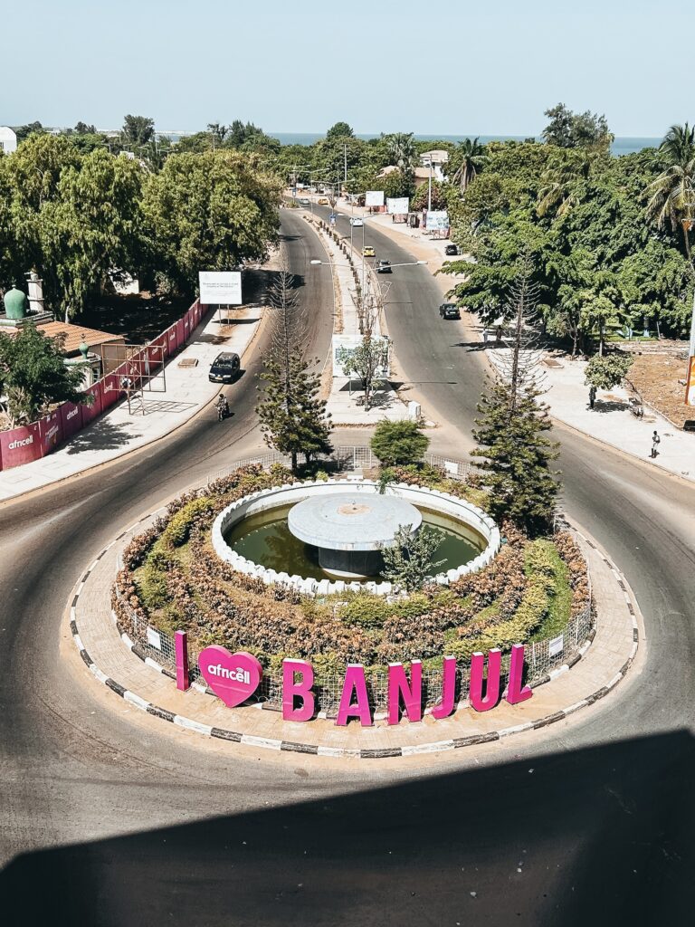 Vistas desde el arco 22. El arco 22 es el edificio más alto de Gambia, se puede acceder a uno de sus balcones donde se obtienen unas impresionantes vistas panorámicas de la capital.