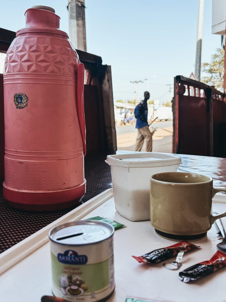 En un itinerario en Gambia es imprescindible dejarte recomendar por tu guía. El desayuno consta de cafe, te, agua caliente