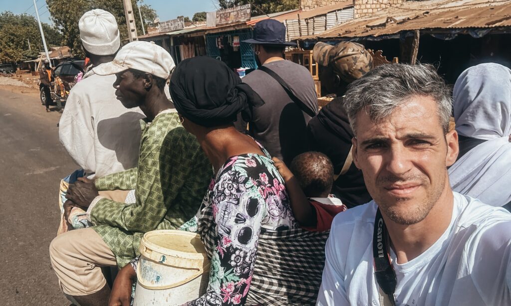 El vehículo “house cart” y que se trata de una carreta tirada por un caballo donde los locales se suben sentados. Junto a nosotros viajan familias, y madres que transportan a sus hijos a la espalda.