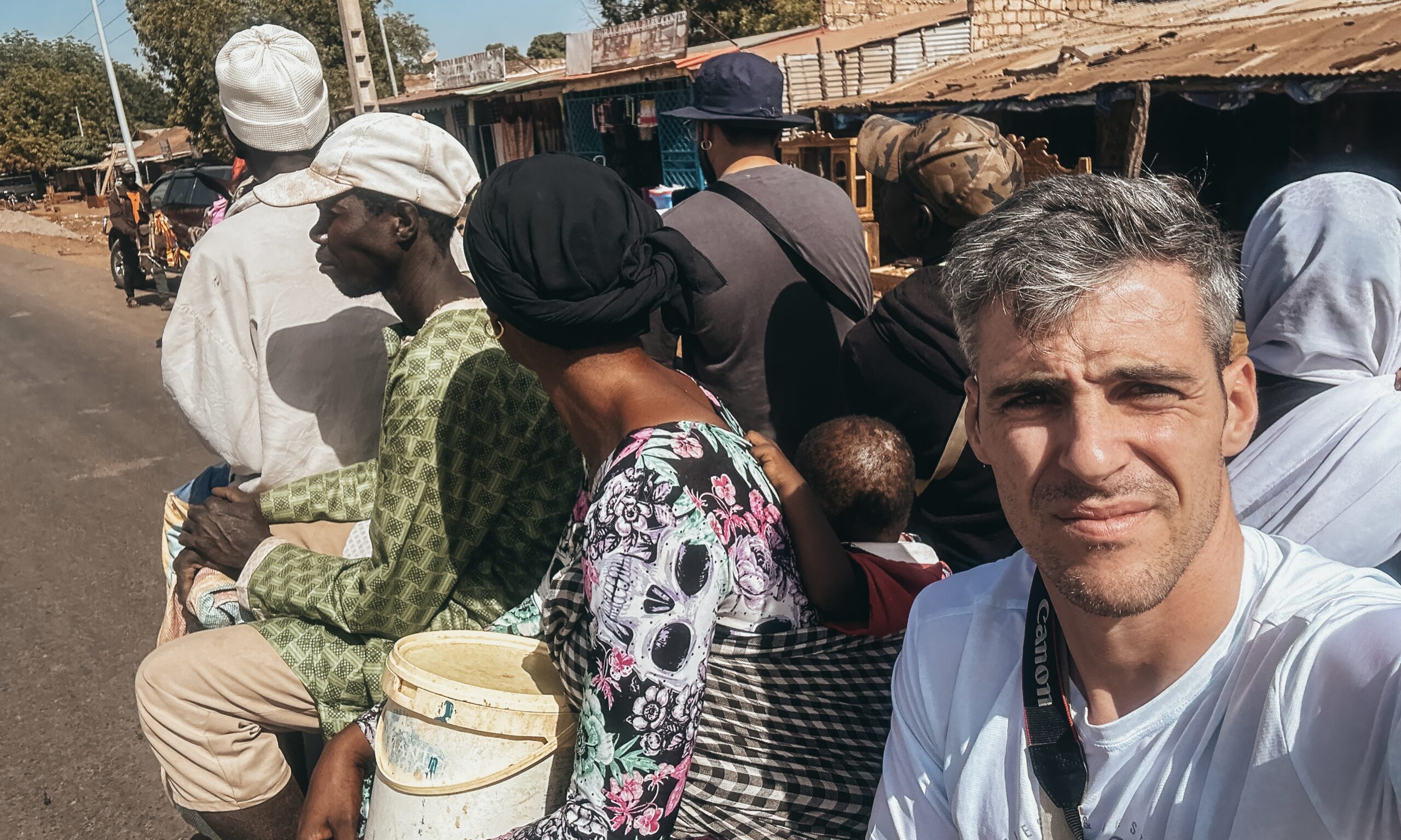 House cart con locales en Gambia