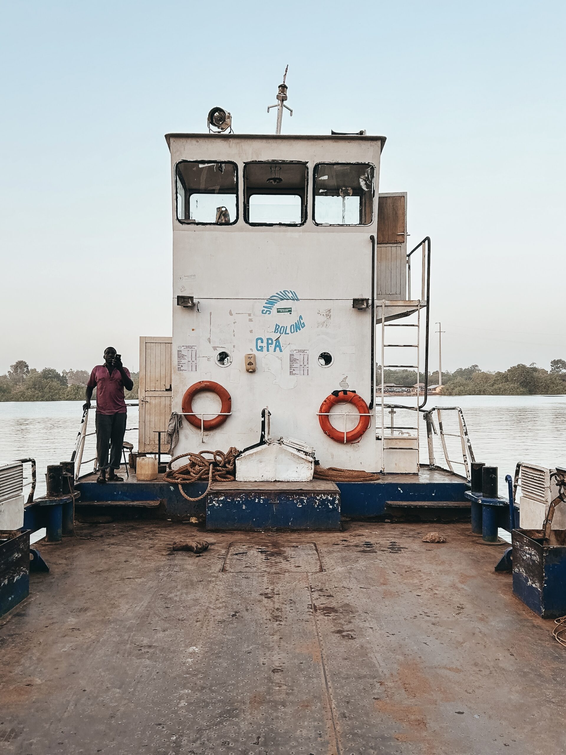 Barco de transporte a Janjabureh
