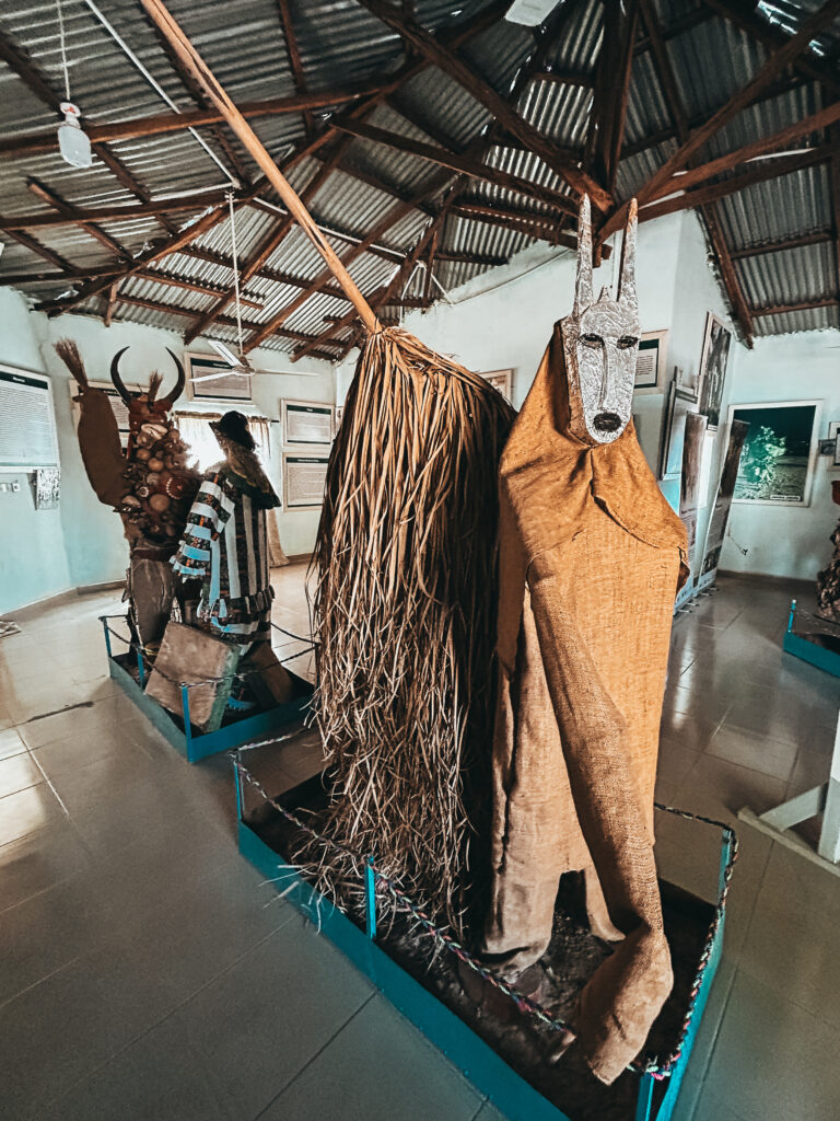 Antes de irnos de la isla hacemos una parada en el museo de Kankaburah donde exponen diferentes trajes de las tribus y nos cuentan las historias que representan cada uno. La verdad que es muy interesante, el festival se celebra anual en la isla siendo en enero.