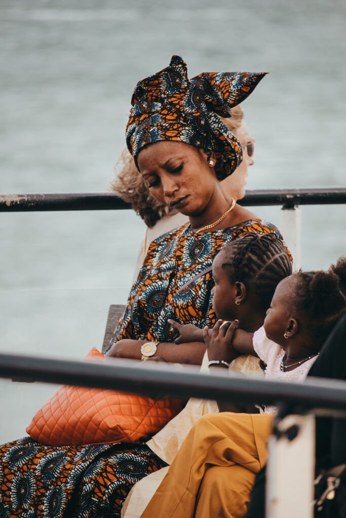 El ferry de Banjul a Barra lleno de locales es muy curioso observarles en su día a día