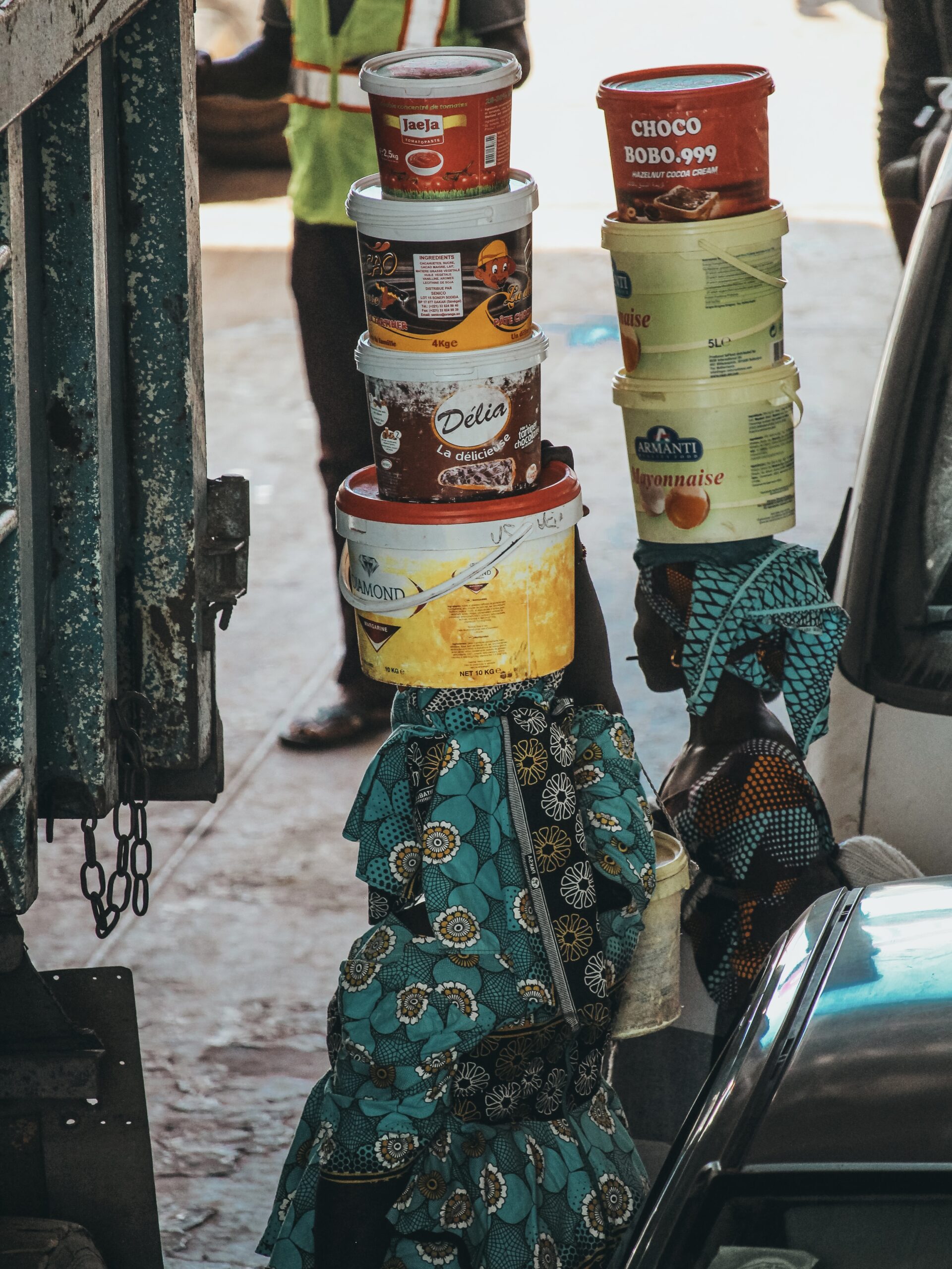Mujeres gambiana transportando botes