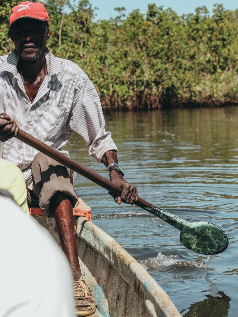 A la bajada cogemos una canoa por un corto recorrido a contracorriente, la canoa está chula pero no te llevan prácticamente a ningún lugar y no se ven animales ni nada.