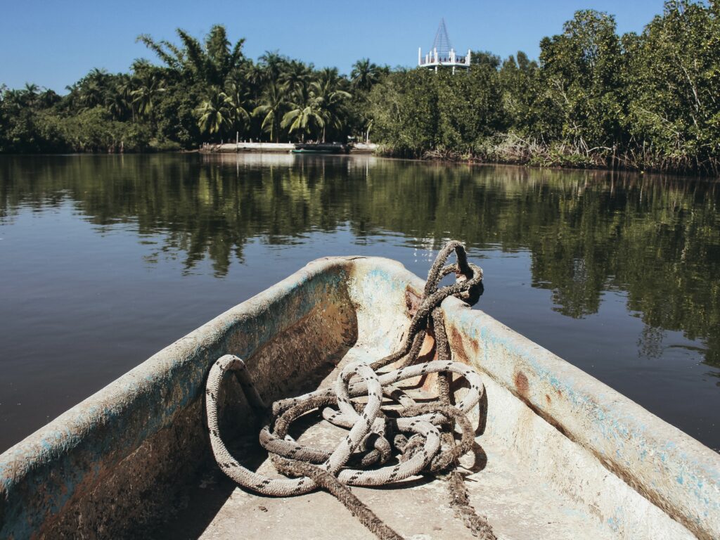 A la bajada cogemos una canoa por un corto recorrido a contracorriente, la canoa está chula pero no te llevan prácticamente a ningún lugar y no se ven animales ni nada.