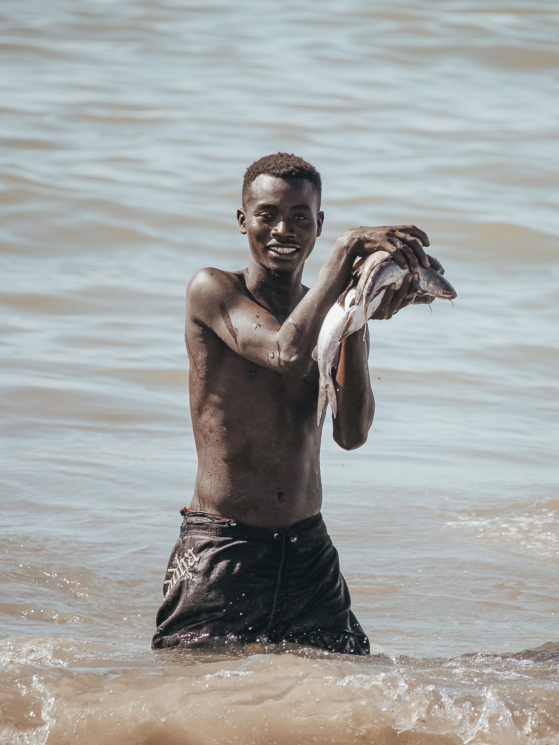 Hombre transportando pescado
