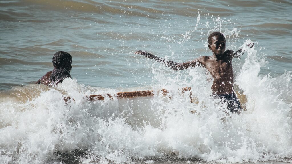 En Gambia es habitual ver a niños disfrutando de la costa y de sus playas paradisíacas