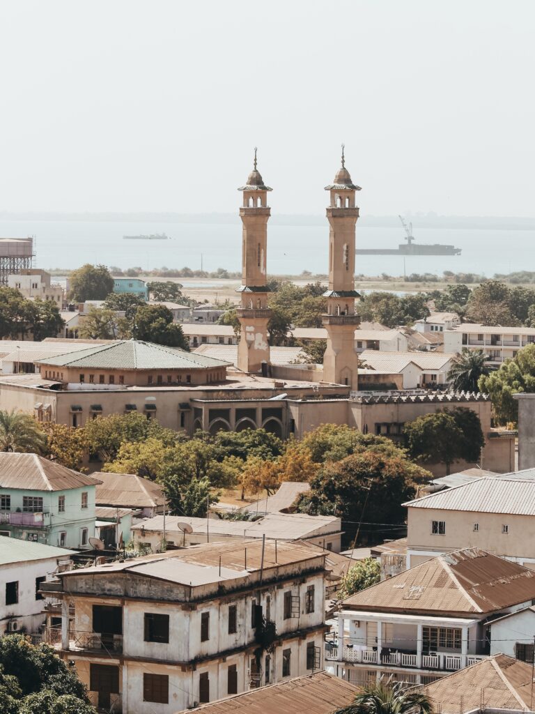 El arco 22 es el edificio más alto de Gambia, se puede acceder a uno de sus balcones donde se obtienen unas impresionantes vistas panorámicas de la capital.