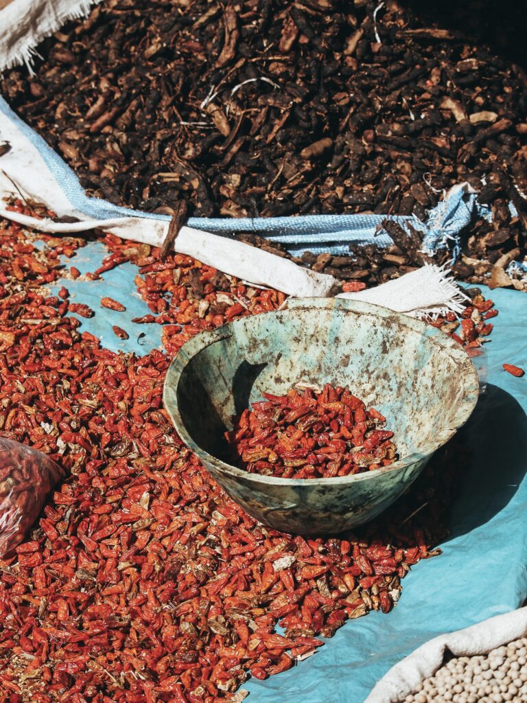 En él se venden todo tipo de productos, la gente local está muy ocupada en sus labores como para darse cuenta de que estamos ahí flipando con todo. Los precios mucho más baratos que en la capital.