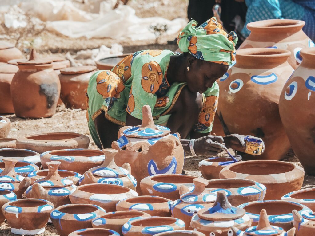 En el mercado de Gambia se venden todo tipo de productos decorados con vivos colores
