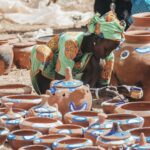 En el mercado de Gambia se venden todo tipo de productos decorados con vivos colores