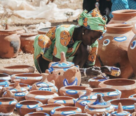 En el mercado de Gambia se venden todo tipo de productos decorados con vivos colores