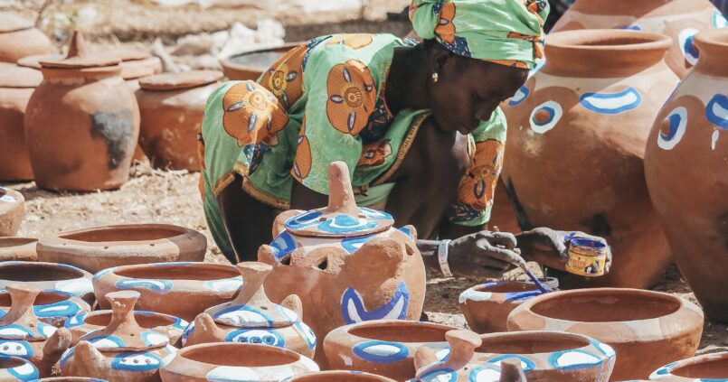 En el mercado de Gambia se venden todo tipo de productos decorados con vivos colores