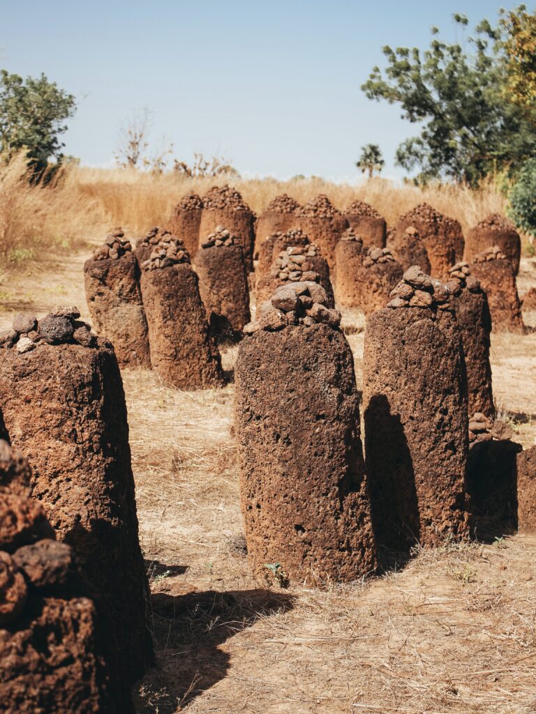unto con Sine Ngayene, Wanar y Kerbatch. Wassu forma parte de cuatro conjuntos megalíticos con hasta 93 círculos de piedra y numerosos túmulos funerarios. Situados dos en Gambia y dos en Senegal estos círculos de piedra formados por pilares de laterita trabajados con esmero componen un vasto paisaje sagrado que se ha ido creando a lo largo de más de 1.500 años.