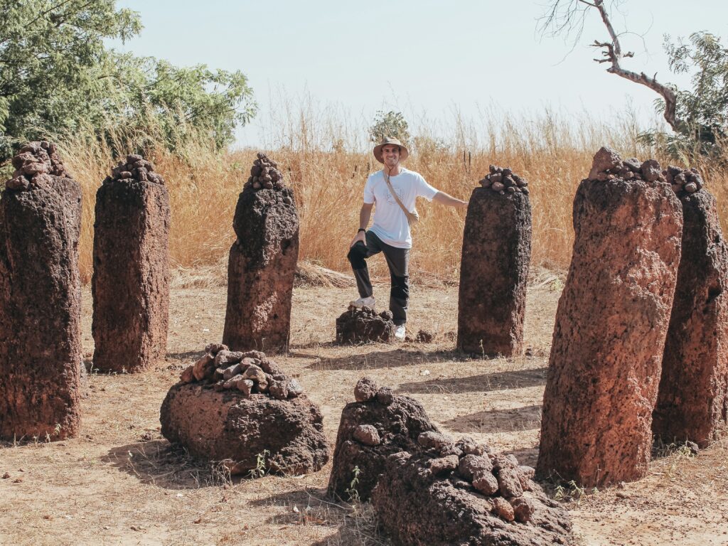 Wassu forma parte de cuatro conjuntos megalíticos con hasta 93 círculos de piedra y numerosos túmulos funerarios. Situados dos en Gambia y dos en Senegal estos círculos de piedra formados por pilares de laterita trabajados con esmero componen un vasto paisaje sagrado que se ha ido creando a lo largo de más de 1.500 años.