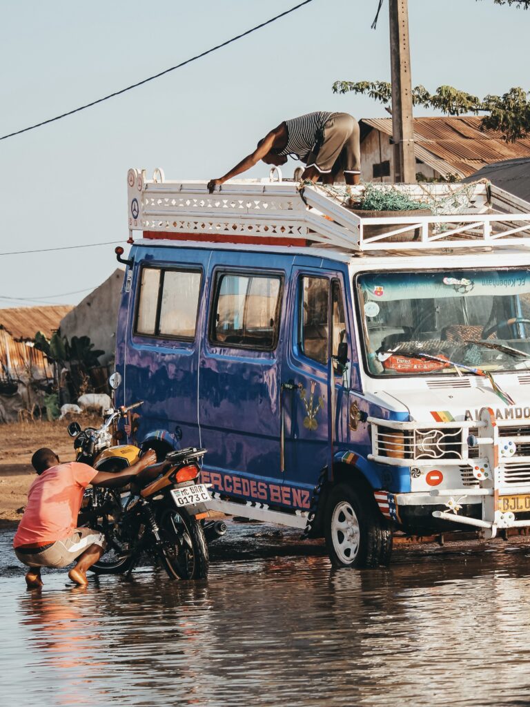 Tras 15 min de conducción llegamos a la zona donde tenemos que subir la furgoneta a un ferry para transportarlo hasta la isla de Jangjabureh, la distancia es corta de apenas 20-30 metros lo separan, pero no hay puente y tenemos que desplazarnos de esta manera.