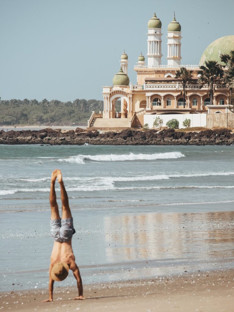 La playa es muy agradable, y al final de esta, se encuentra la Gunjur Sand Mosque “Kenye-Kenye”, una mezquita pegada a la costa con una preciosa arquitectura y colores.