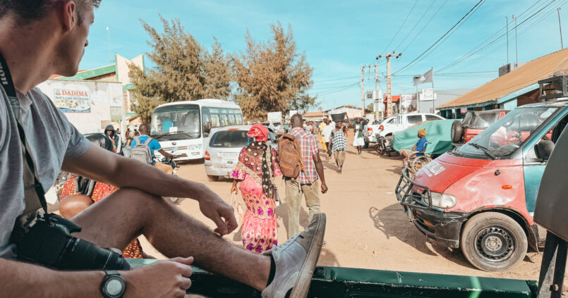 El chofer que nos está esperando en un jeep para continuar la excursión. Por la carretera asfaltada circulamos unos 25 minutos y por el camino nos encontramos a niños corriendo y gritando. Nos piden caramelos mientras gritan “hello, hello” y blancos (en mandinka).