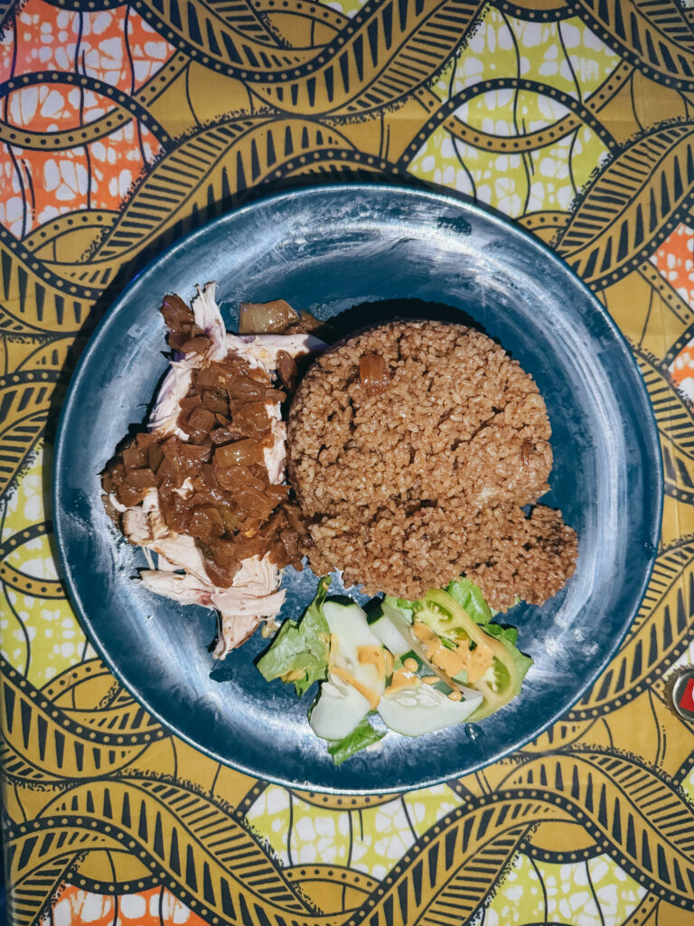 La comida gambiana se fundamenta en el arroz con pollo o pescado condimentado con especies