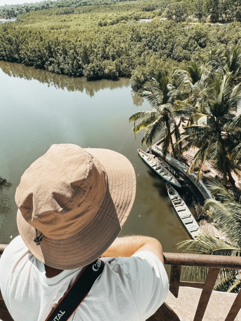Makasutu’ significa ‘bosque sagrado y profundo’ en el idioma mandinka local. Esta reserva se extiende sobre unos 10 km² entre bosque ribereño, sabana y manglares con una gran cantidad de vida silvestre.