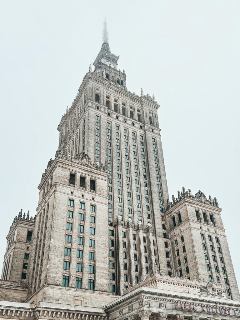 Es el edificio más alto de Polonia y un icono de la ciudad. El edificio socialista-realista es visible desde casi todos los rincones de la capital. Alberga teatros, un cine y museos. Suba al mirador de la planta 30 y admire las vistas panorámicas de Varsovia, que incluyen espectaculares rascacielos y las dos orillas del Vístula.