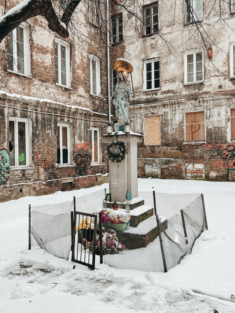 Praga-Południe (literalmente, «Praga-Sur») es un dzielnica (distrito) de Varsovia. Es el segundo distrito con más habitantes de Varsovia y uno de los más densamente poblados. El distrito está situado en la ribera oriental del río Vístula. Es parte de una gran región de Praga que abarca los suburbios más viejos del este del río.