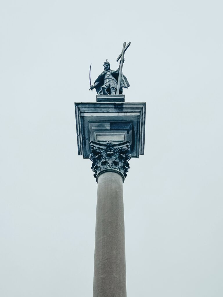 En el centro de la plaza se encuentra la Columna de Segismundo III, el responsable de trasladar la capital de país de Cracovia a Varsovia.