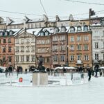 Reconstruida tras la Segunda Guerra Mundial e incluida en la Lista del Patrimonio Mundial de la UNESCO, la Ciudad Vieja impresiona por la belleza de sus fachadas coloridas. Pasea por la Plaza del Mercado de la Ciudad Vieja, hazte una foto en la estatua de la Sirena, visita el Museo de Varsovia y entra en la catedral del siglo XIV y el Castillo Real de estilo barroco-clasicista.