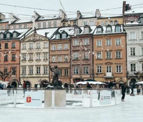 Reconstruida tras la Segunda Guerra Mundial e incluida en la Lista del Patrimonio Mundial de la UNESCO, la Ciudad Vieja impresiona por la belleza de sus fachadas coloridas. Pasea por la Plaza del Mercado de la Ciudad Vieja, hazte una foto en la estatua de la Sirena, visita el Museo de Varsovia y entra en la catedral del siglo XIV y el Castillo Real de estilo barroco-clasicista.