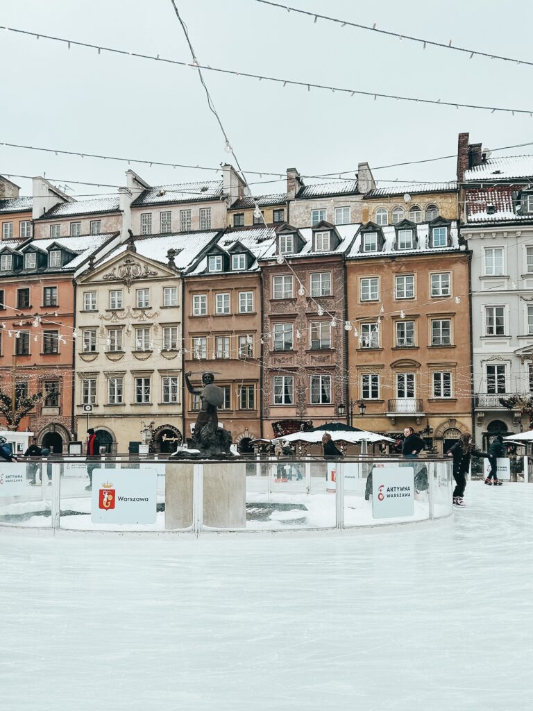 Reconstruida tras la Segunda Guerra Mundial e incluida en la Lista del Patrimonio Mundial de la UNESCO, la Ciudad Vieja impresiona por la belleza de sus fachadas coloridas. Pasea por la Plaza del Mercado de la Ciudad Vieja, hazte una foto en la estatua de la Sirena, visita el Museo de Varsovia y entra en la catedral del siglo XIV y el Castillo Real de estilo barroco-clasicista.