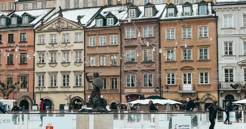 Reconstruida tras la Segunda Guerra Mundial e incluida en la Lista del Patrimonio Mundial de la UNESCO, la Ciudad Vieja impresiona por la belleza de sus fachadas coloridas. Pasea por la Plaza del Mercado de la Ciudad Vieja, hazte una foto en la estatua de la Sirena, visita el Museo de Varsovia y entra en la catedral del siglo XIV y el Castillo Real de estilo barroco-clasicista.