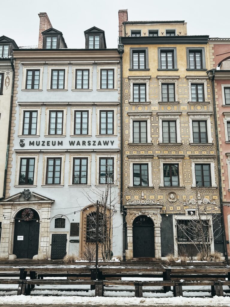 Fachadas de la plaza del mercado de Varsovia. Reconstruida tras la Segunda Guerra Mundial e incluida en la Lista del Patrimonio Mundial de la UNESCO, la Ciudad Vieja impresiona por la belleza de sus fachadas coloridas. Pasea por la Plaza del Mercado de la Ciudad Vieja, hazte una foto en la estatua de la Sirena, visita el Museo de Varsovia y entra en la catedral del siglo XIV y el Castillo Real de estilo barroco-clasicista.