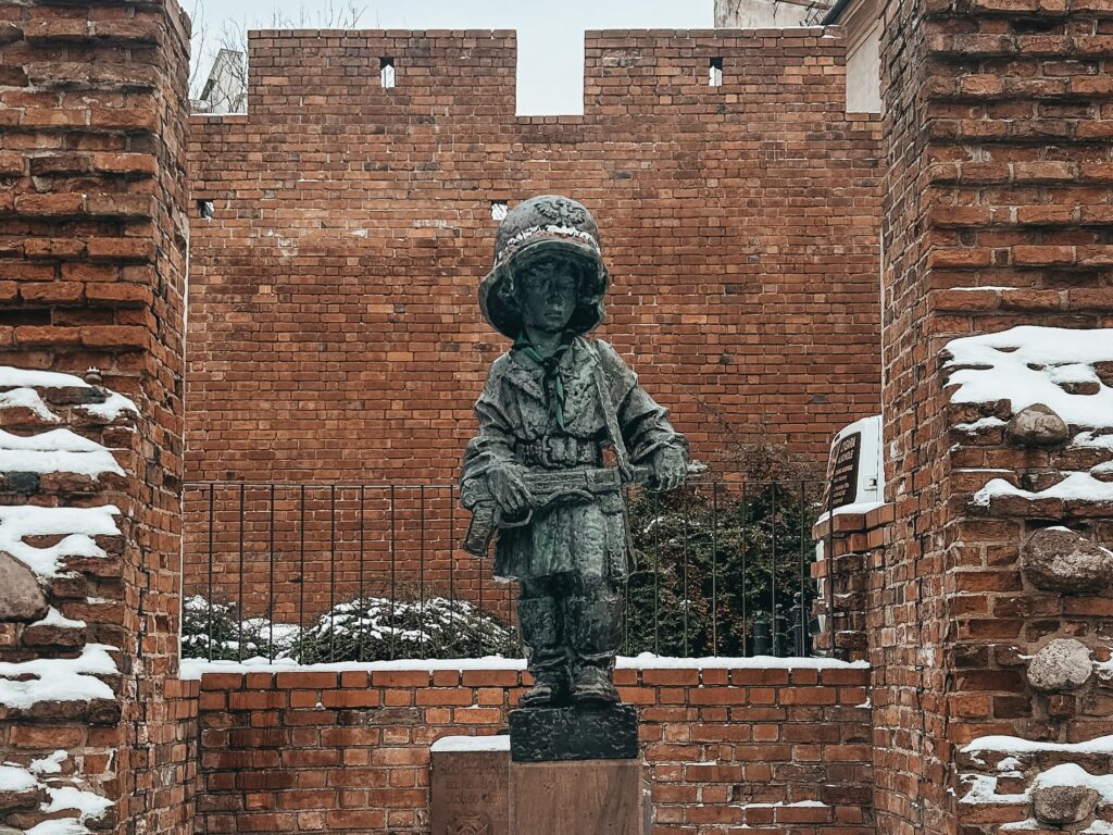 Mały Powstaniec (traducido al español como "El Pequeño Insurrecto") es una estatua en conmemoración a los niños soldado que lucharon y fallecieron durante el Alzamiento de Varsovia de 1944. Se localiza en la calle Podwale, cerca del centro histórico de Varsovia.