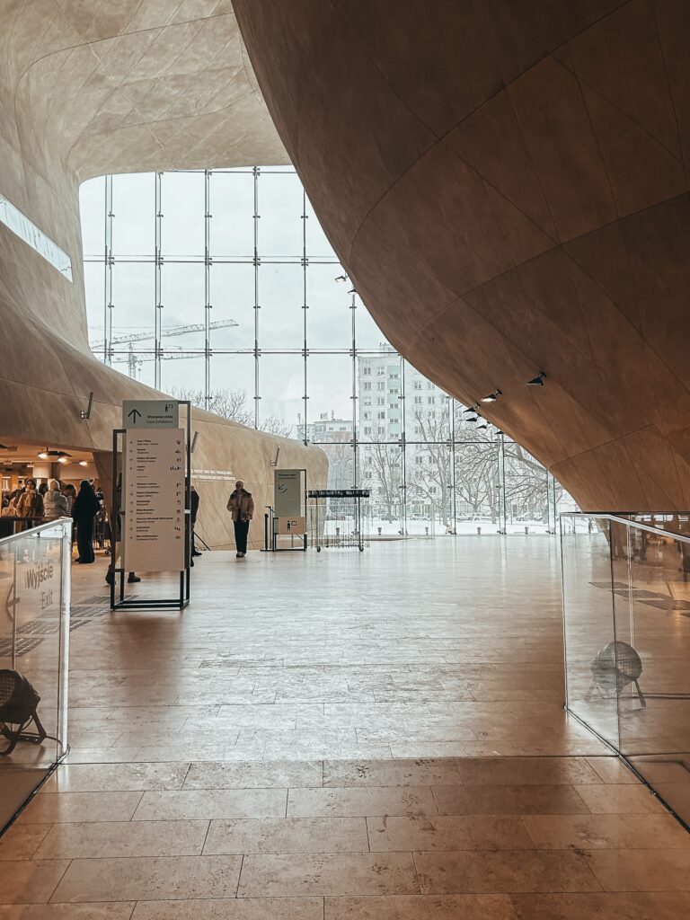 El museo restaura la memoria de la rica historia de mil años de los judíos polacos. Preste atención a la arquitectura única de la sala principal, deténgase en la bóveda reconstruida de la sinagoga del siglo XVII de Gwozdziec y vea la exposición interactiva que le llevará en un viaje a través de los siglos.