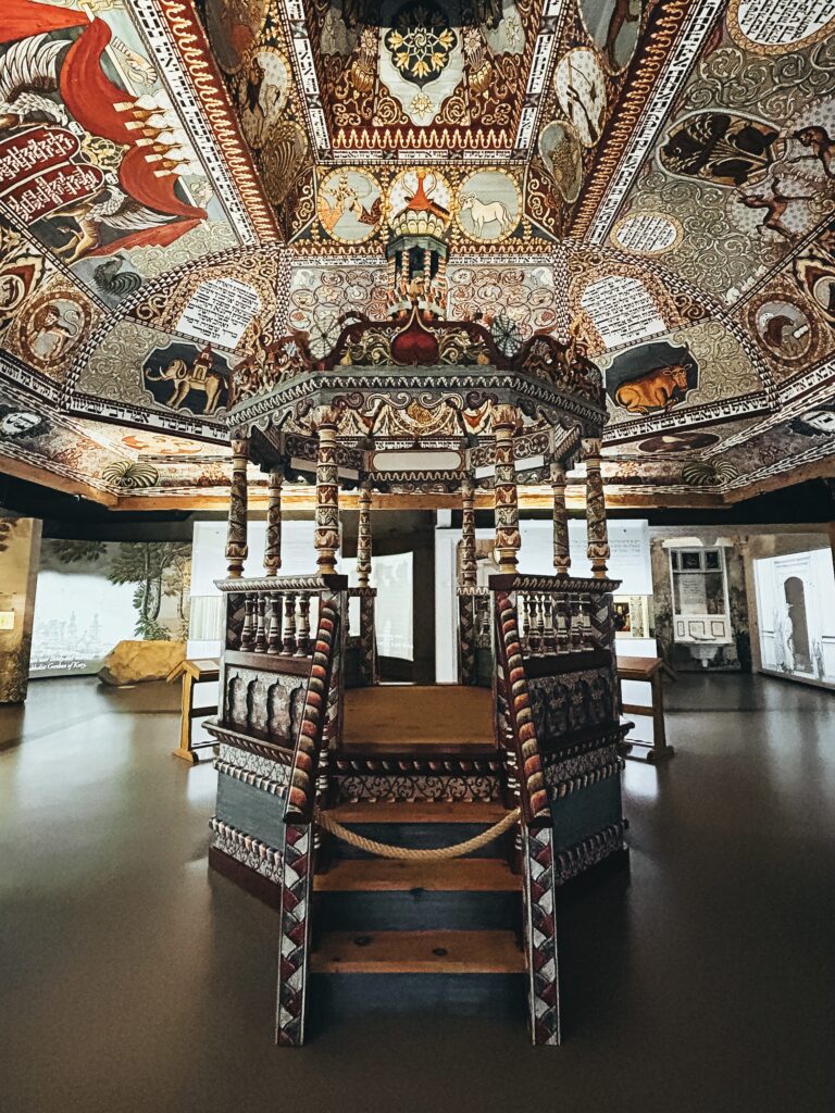 El museo restaura la memoria de la rica historia de mil años de los judíos polacos. Preste atención a la arquitectura única de la sala principal, deténgase en la bóveda reconstruida de la sinagoga del siglo XVII de Gwozdziec y vea la exposición interactiva que le llevará en un viaje a través de los siglos.