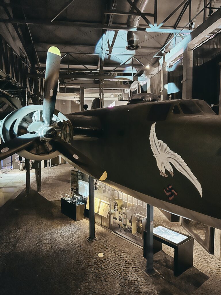 Podrá conocer su historia, escuchar los relatos de los insurgentes sobre los dramáticos acontecimientos de la Segunda Guerra Mundial, ver la réplica del bombardero Liberator y contemplar la animación en 3D “Ciudad de las ruinas”, que representa la Varsovia destruida.