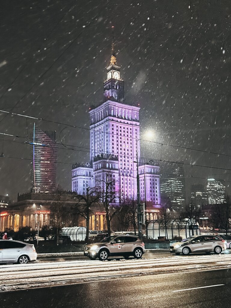 Es el edificio más alto de Polonia y un icono de la ciudad. El edificio socialista-realista es visible desde casi todos los rincones de la capital. Alberga teatros, un cine y museos. Suba al mirador de la planta 30 y admire las vistas panorámicas de Varsovia, que incluyen espectaculares rascacielos y las dos orillas del Vístula.
