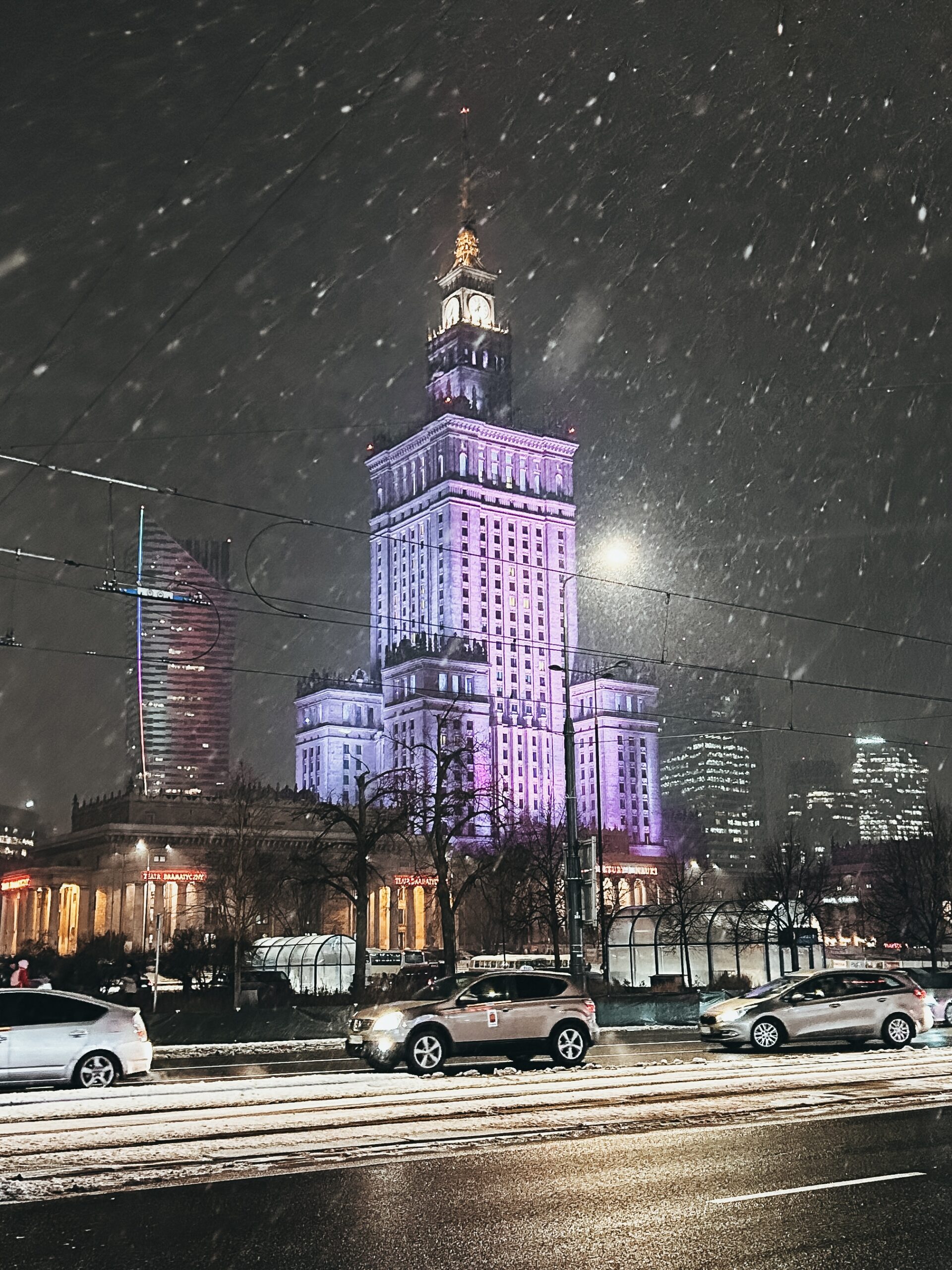Palacio de Cultura y Ciencia nevando de noche