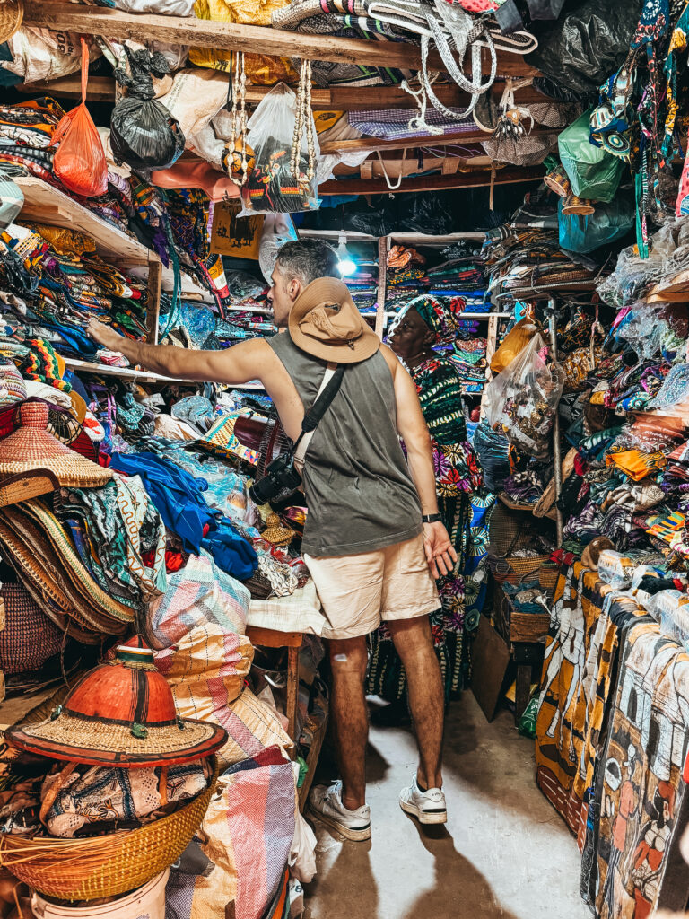 El mercado callejero de Albert lleva el nombre del príncipe consorte y marido de la reina Victoria de Reino Unido de Gran Bretaña ya que eran quienes controlaban Gambia durante la época colonia. En él se venden todo tipo de textiles y productos de la tierra. Es un lugar ajetreado a primeras horas de la mañana y lugar de numerosas visitas por los cruceros que atracan en el puerto.